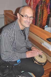 Kjell Ljunggren spelar trumma
